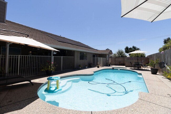 Building Photo - Stunning 3-bedroom, 2-bathroom home with a...