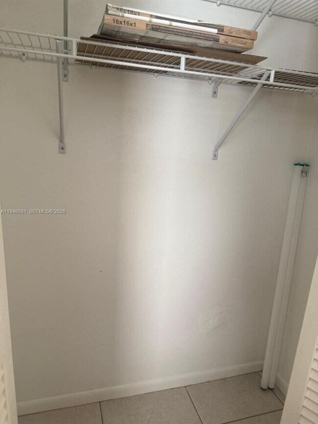 Building Photo - 412 Briarwood Cir