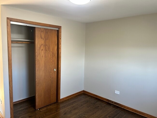 Building Photo - 5645 W 63rd Pl