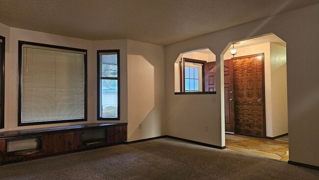 Building Photo - Make This West Boise Home Your Holiday Haven — 3 Beds, 2 Baths!