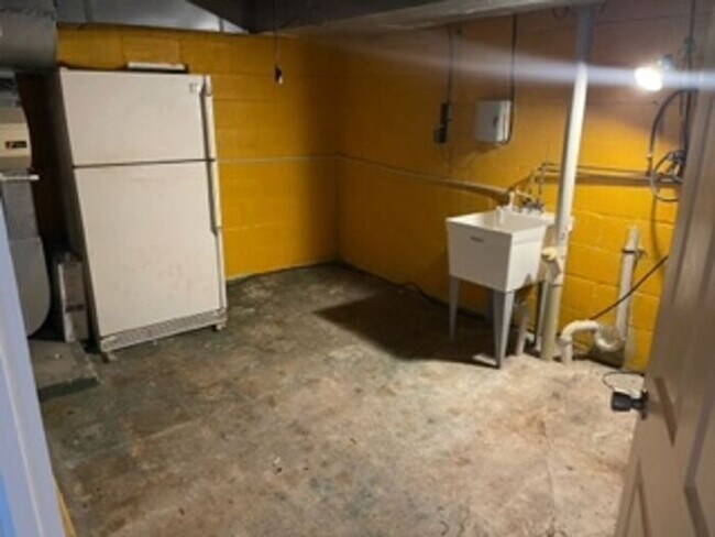 Building Photo - Lake Oakland Lakefront Home - 3 Bedroom 2 ...
