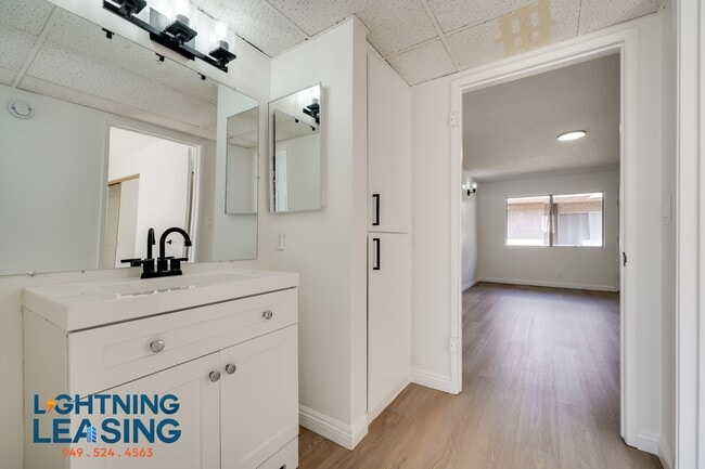 Building Photo - 14631 Magnolia-204D