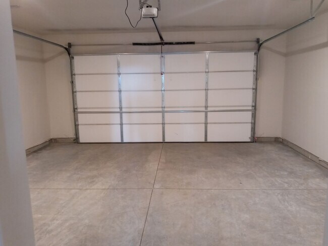 Building Photo - 3 Bed 2.5 Bath in Belgrade with attached d...