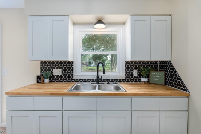 Building Photo - 2404 W 29th St S