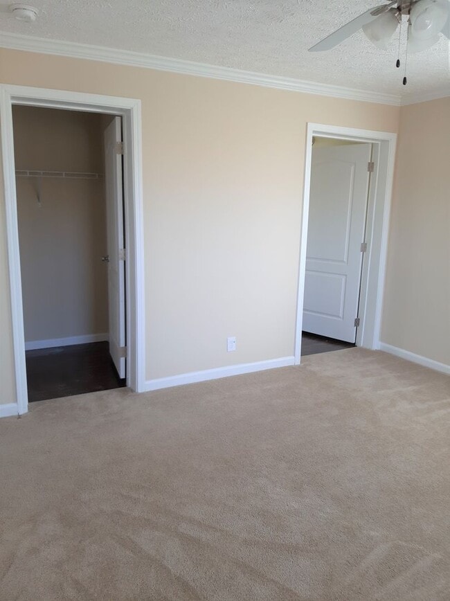 Building Photo - SUBLEASE through May 2026 3 Bedroom 2 Bath-Beautiful Views