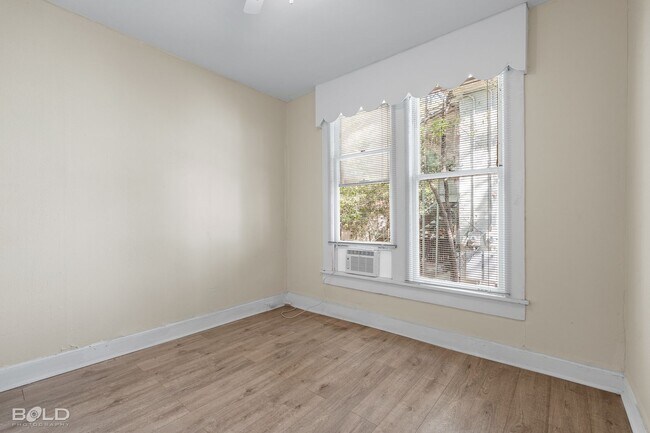 Building Photo - 2 bed 1 Bath Duplex
