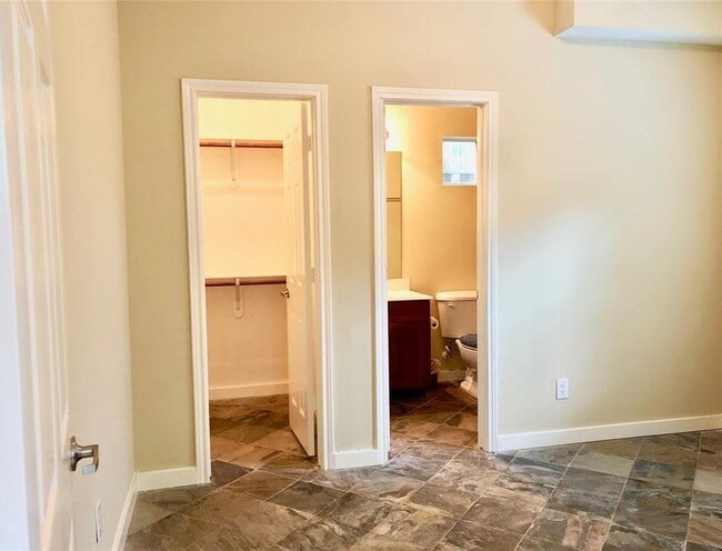 Building Photo - 918 W 26th St