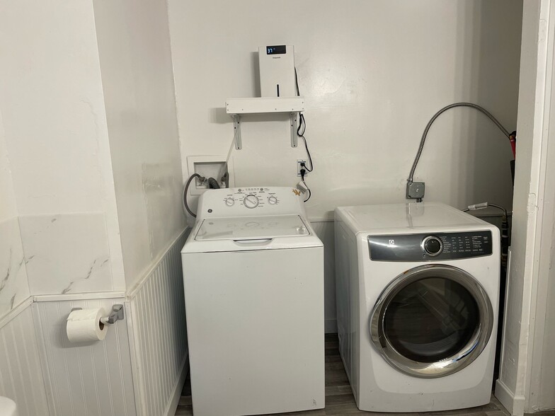 Building Photo - 1129 Huron St