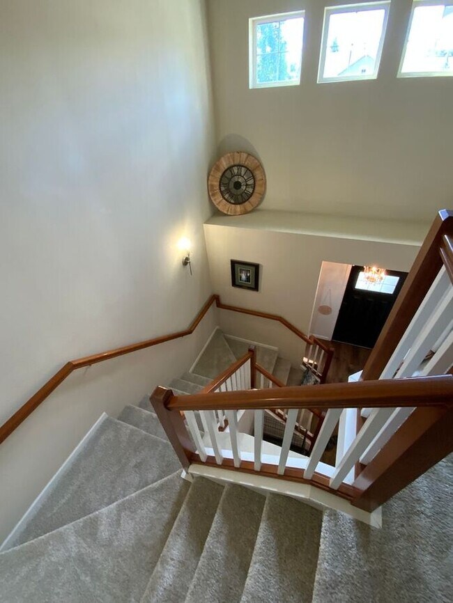Building Photo - Puyallup Valley 4bdr 2.5bath w/ a POOL