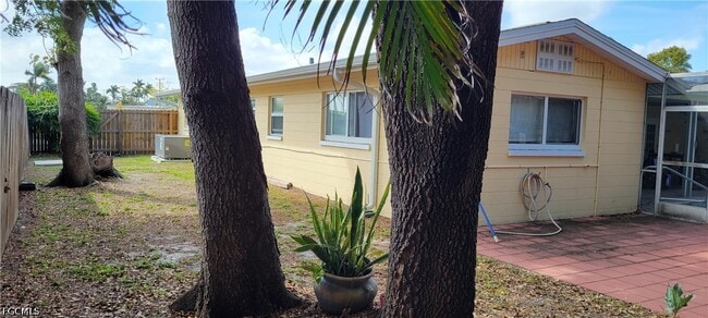 Building Photo - 1403 Davis Dr