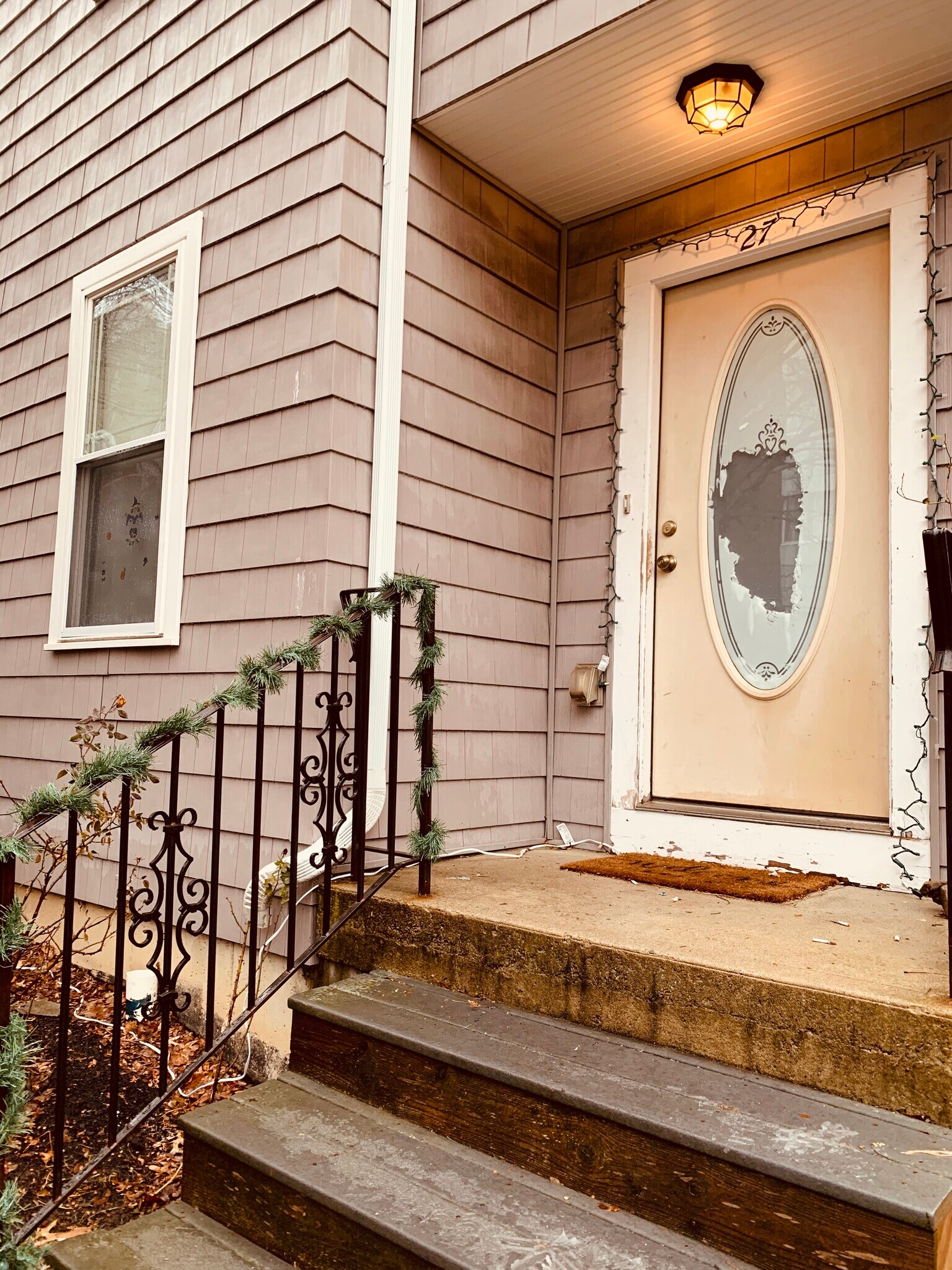 Building Photo - 27 Iroquois St