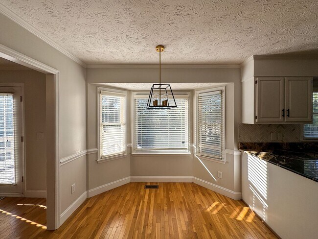 Building Photo - Charming 3 Bed, 2.5 Bath Home with a Bonus...