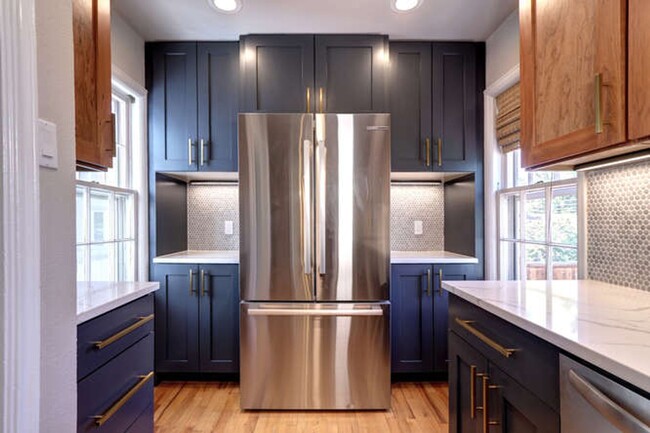 Building Photo - Beautiful 4 Bedroom 2 Bath Single Family H...