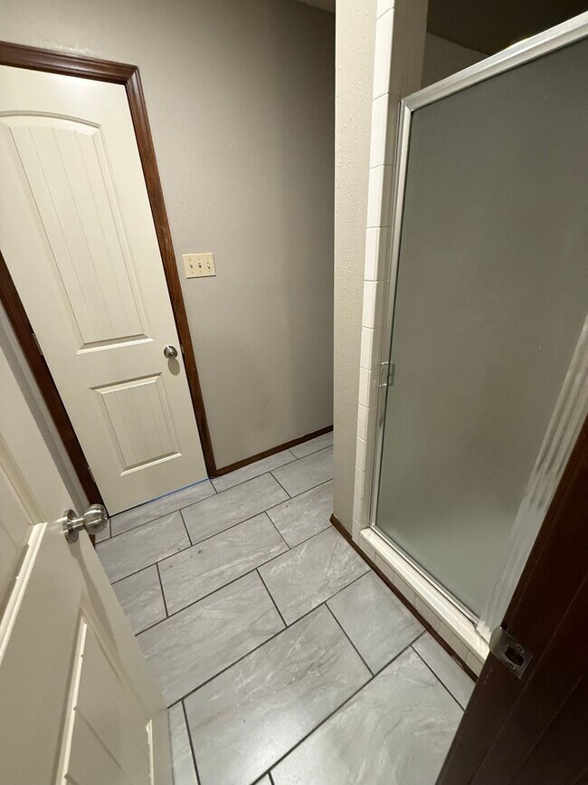 Building Photo - 3 Bed 2 Bath Duplex with 2 Car Garage.  Gas Heat & Hot Water.  Yard Care Included.
