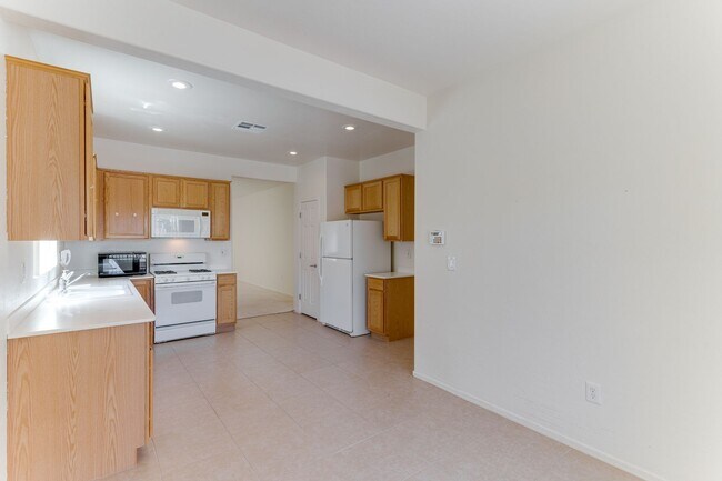 Building Photo - Spacious & Bright 3-Bed Home in Desirable ...