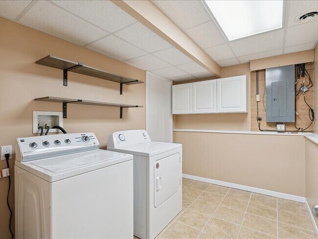 Building Photo - 1429 Columbus Dr