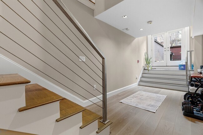 Building Photo - 98 Waltham St