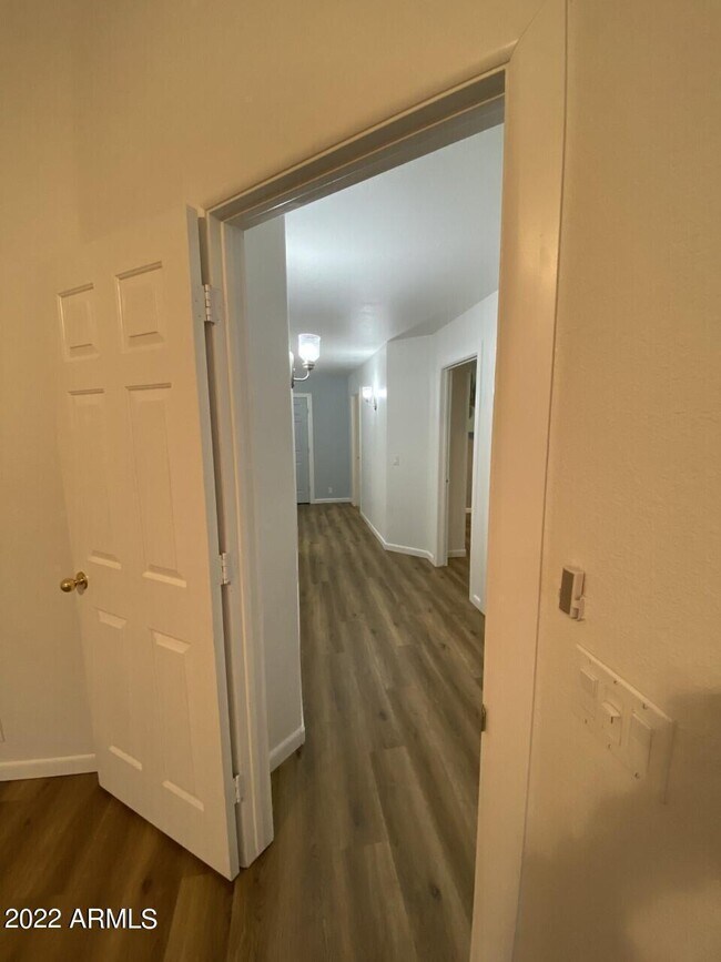 Building Photo - 8937 W Lone Cactus Dr