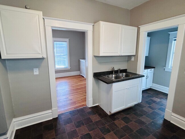 Building Photo - Great 3 Bedroom Home Near Whole Foods and ...