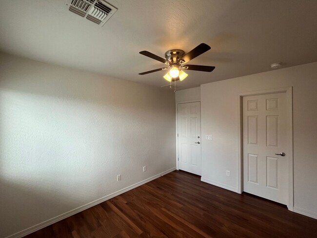 Building Photo - 4 Bedroom Home with Loft in Stonefield Com...