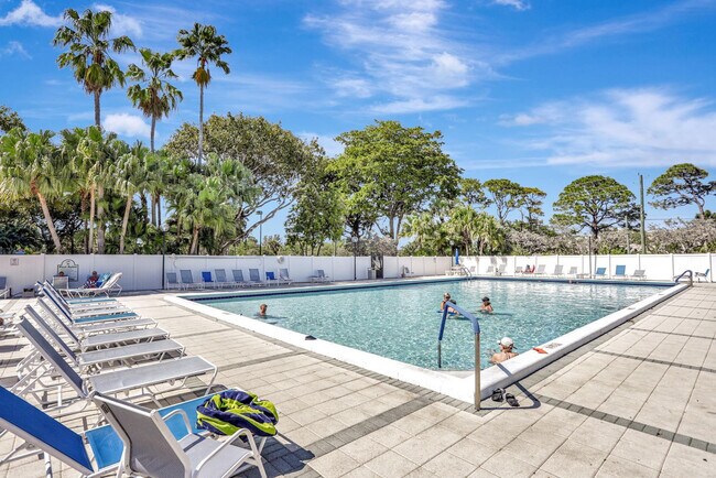 Building Photo - 2334 S Cypress Bend Dr