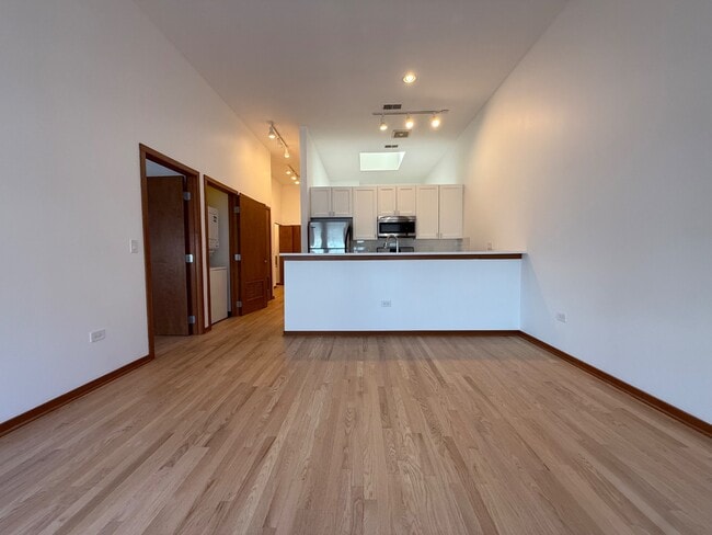 Building Photo - Gorgeous 1 Bedroom +Lofted Den Apartment in Avondale - Laundry In Unit!