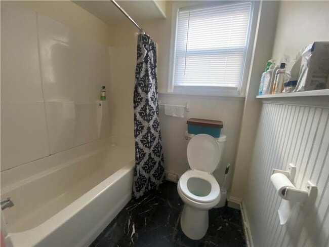 Building Photo - Comfortable living in this well-maintained 3-bedroom end unit home for rent