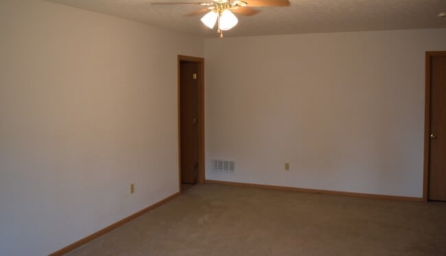 Building Photo - Spacious 3 bedroom, 2 bathroom duplex!