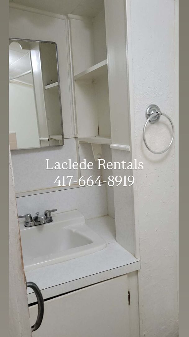 Building Photo - 2 BEDROOM 1 BATHROOM HOUSE.