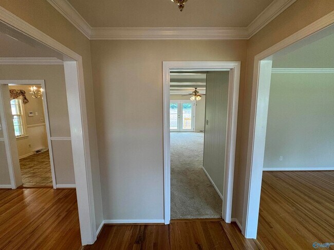Building Photo - 816 Mira Vista Dr SE