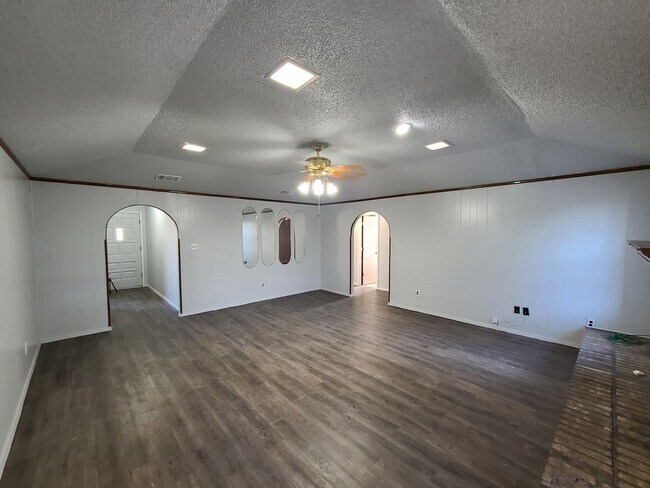 Building Photo - 4 bed 2 baths Coming soon!