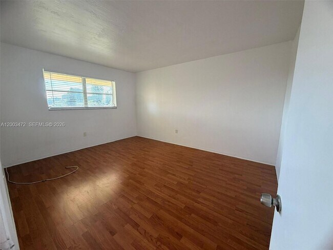 Building Photo - 20200 NE 27th Ct