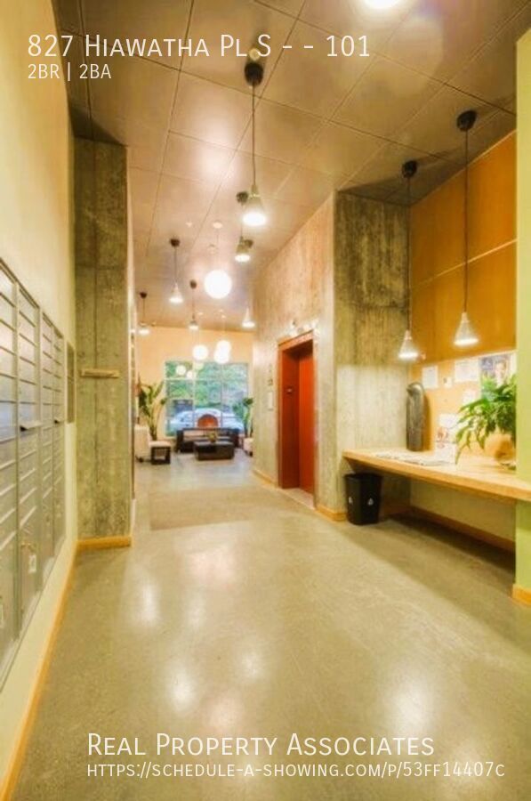 Building Photo - 827 Hiawatha Pl S