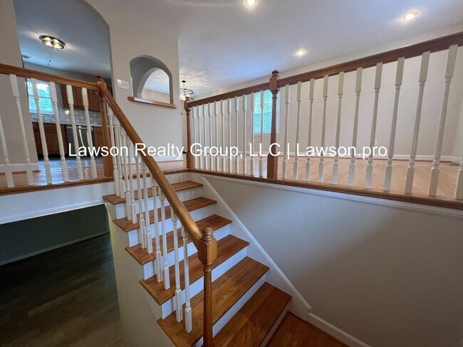 Building Photo - Beautiful Cave Spring Split Level with Bac...
