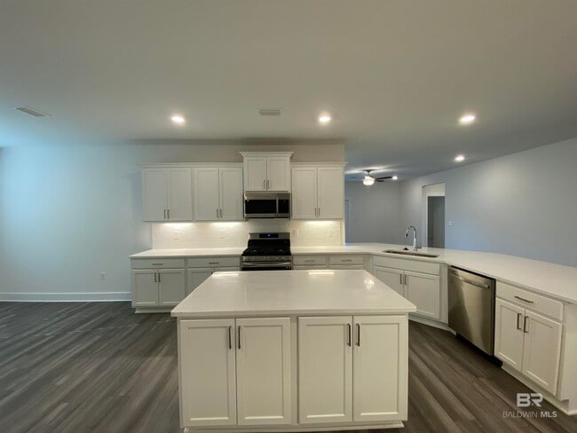 Building Photo - 510 Hardwood Ave