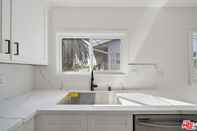 Building Photo - 1027 N Gardner St