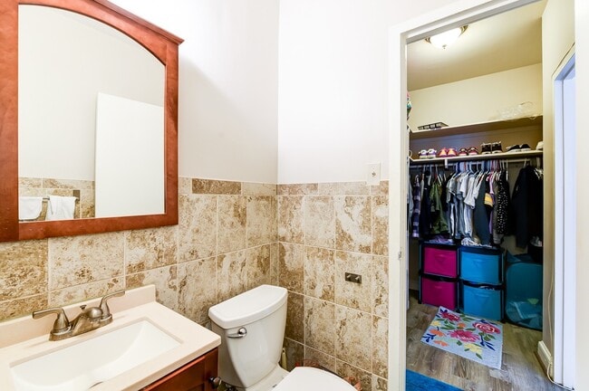 Building Photo - Spacious & Bright Studio at River Place East