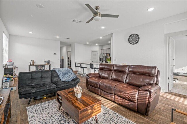 Building Photo - 3001 Egan Dr