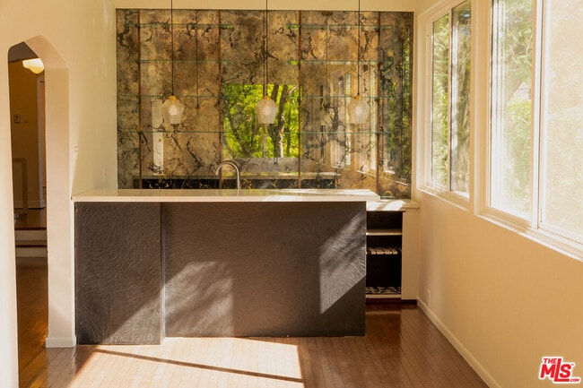 Building Photo - 2829 Beachwood Dr