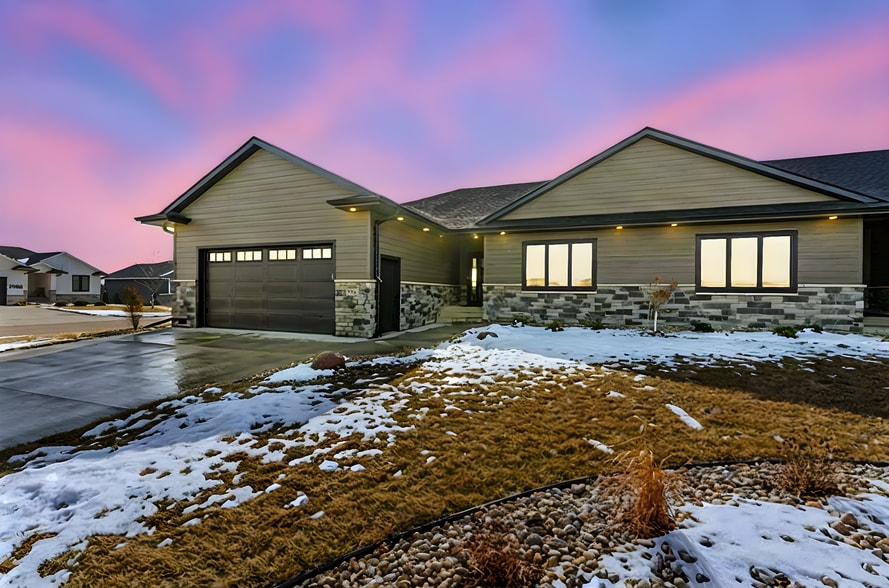 Building Photo - 2701 W Oak Hill Dr