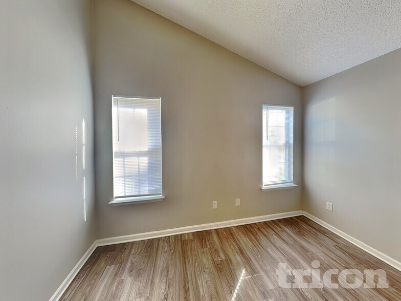 Building Photo - 1026 Summit Hills Dr