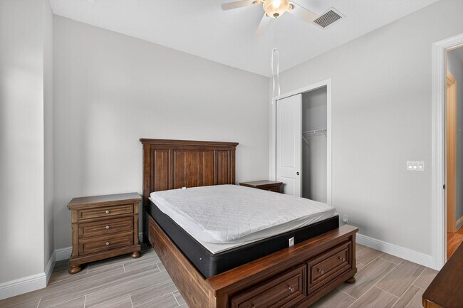 Building Photo - 9901 Regency Wy