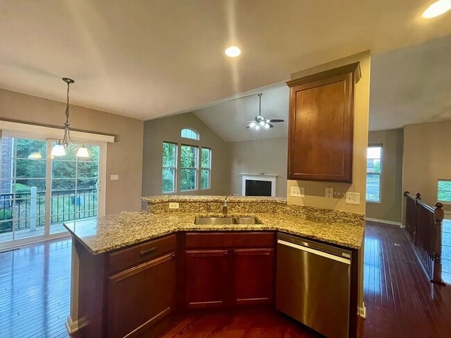 Building Photo - 526 Grosvenor Ln