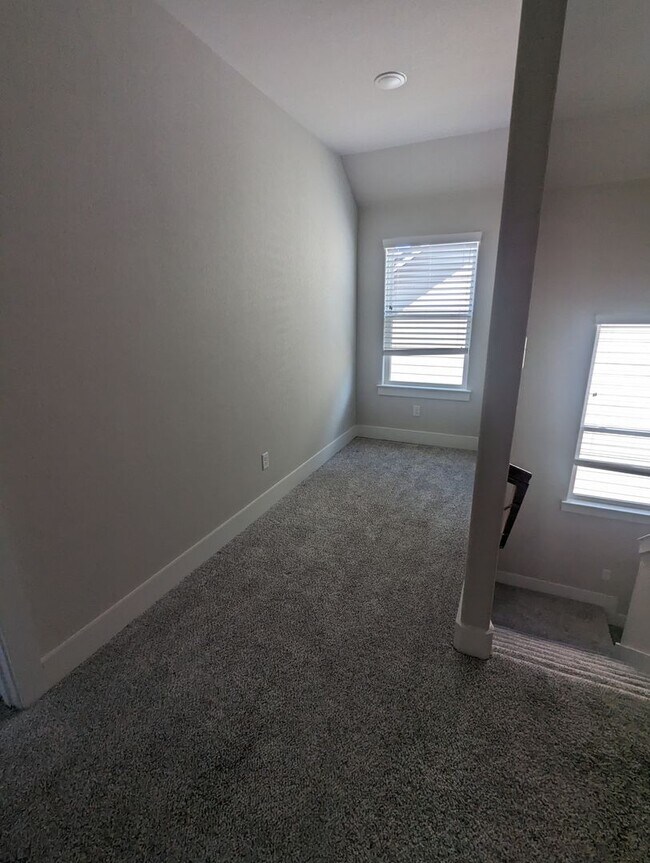 Building Photo - 4/2.5/2 - Beautiful 2 story/ PRIVATE PARKING!! GODLEY ISD