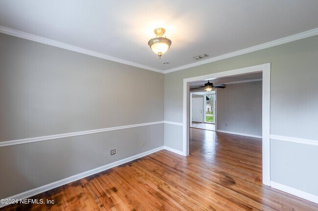 Building Photo - 4343 Pinewood Ave