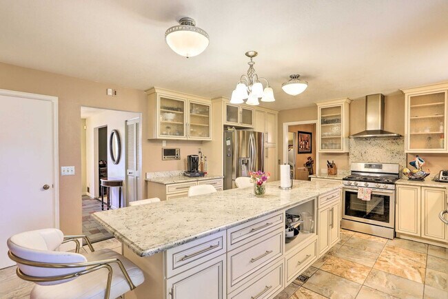 Building Photo - 1960 Pinelawn Dr