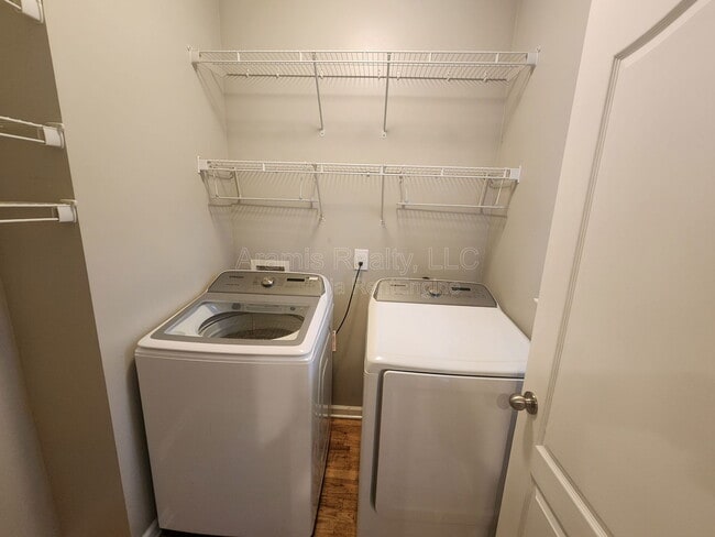 Building Photo - 587 Delbridge St NW