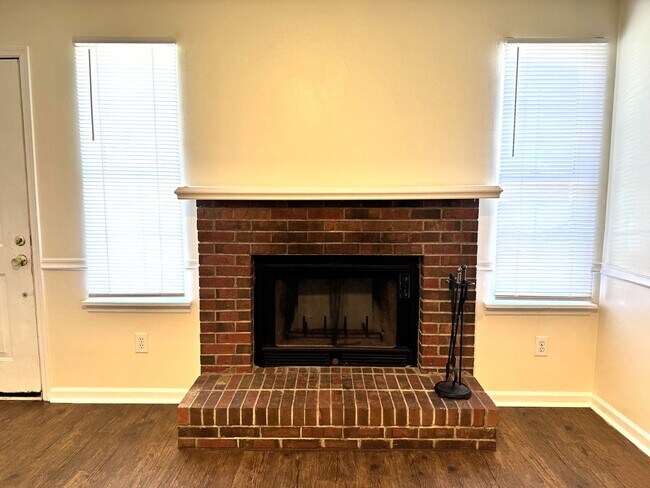 Building Photo - Adorable Duplex- Fenced Yard!