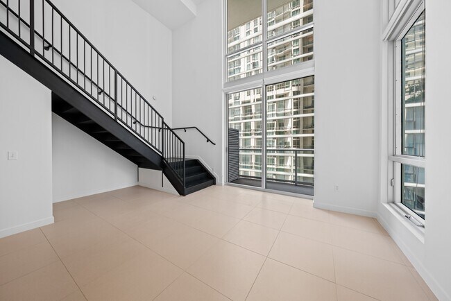 Building Photo - 300 S Biscayne Blvd