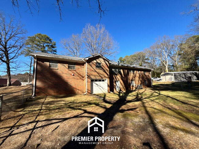 Building Photo - Spacious 3BR Home Near Birmingham w/ Hardwood Floors, Fenced Yard & Garage